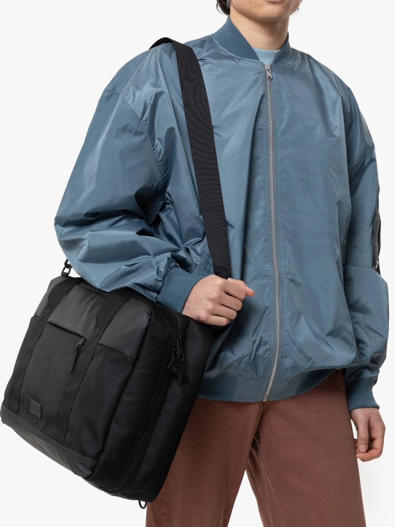 Porte documents (main) et sac à dos EASTPAK